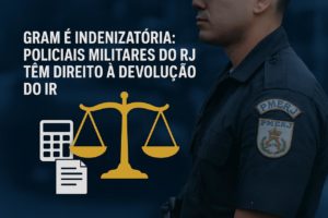 Policial militar do RJ ao lado de balança da justiça e calculadora, representando a devolução do IR sobre a GRAM